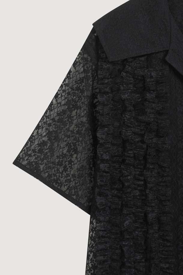 레이스 프릴 반소매 블라우스 (블랙)는 여성스러운 매력을 강조하는 블라우스입니다. 클래식하고 페미닌한 스타일로, 데이트룩, 카페룩, 모임룩에 잘 어울립니다. 얇은 두께의 블랙 컬러 레이스 소재로 제작되어 시원하고 은은한 분위기를 연출합니다. V넥 라인과 일자핏 디자인으로, 프릴 디테일과 러플 장식이 더해져 로맨틱한 무드를 선사합니다. 앞면 버튼 여밈으로 간편하게 착용할 수 있습니다.
