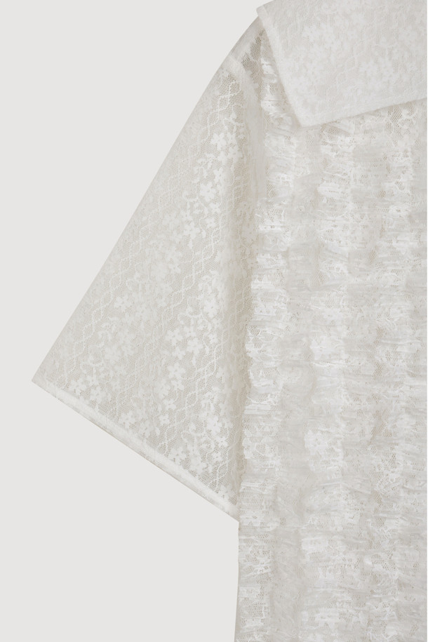 레이스 프릴 하프 슬리브 블라우스 (화이트)는 여성스러운 무드를 연출하는 블라우스입니다. 봄, 여름 시즌에 어울리는 일자핏 블라우스로, 클래식 스타일을 선호하는 분들께 추천합니다. 은은한 레이스 조직과 러플 장식, 브이넥 디자인이 특징이며, 앞 중심 단추 여밈으로 간편하게 착용할 수 있습니다. 데이트룩, 카페룩, 모임룩 등 다양한 TPO에 활용 가능하며, 미니멀, 로맨틱 스타일을 즐기는 분들께도 잘 어울립니다.
