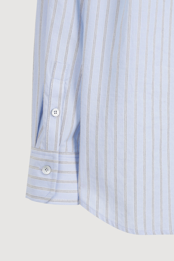 리본 포인트 스트라이프 셔츠 블라우스 (블루)는 클래식한 무드의 여성 셔츠/블라우스입니다. 산뜻한 블루 컬러에 면 소재로 제작되어 봄, 여름 시즌에 시원하게 착용하기 좋습니다. 차이나 칼라와 반소매 디자인으로 단정하면서도 세련된 느낌을 주며, 오버핏으로 편안한 착용감을 선사합니다. 스트라이프 패턴과 리본, 포켓, 단추 디테일이 더해져 밋밋하지 않게 포인트를 더했으며, 데이트룩, 출근룩 등 다양한 TPO에 활용 가능합니다. 미니멀, 캐주얼 스타일을 즐겨 입는 분들께 추천합니다.
