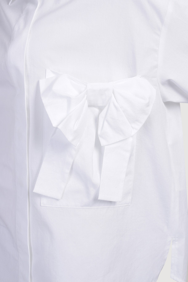 리본 포인트 스트라이프 셔츠 블라우스 (블루)는 여성스러운 무드와 캐주얼함을 동시에 연출하는 셔츠 블라우스입니다. 봄, 여름, 가을 계절에 활용하기 좋은 얇은 두께감으로, 오버핏 실루엣과 긴 소매가 편안하면서도 스타일리시한 핏을 선사합니다. 블루와 화이트 컬러의 스트라이프 패턴이 시원하고 산뜻한 느낌을 주며, 카라넥과 앞 중심 단추 여밈으로 깔끔한 디자인을 완성합니다. 빅 리본 장식과 포켓 디테일이 페미닌한 포인트를 더해 데이트룩, 모임룩 등 다양한 TPO에 활용 가능하며, 캐주얼, 미니멀, 로맨틱 스타일을 모두 소화할 수 있습니다.
