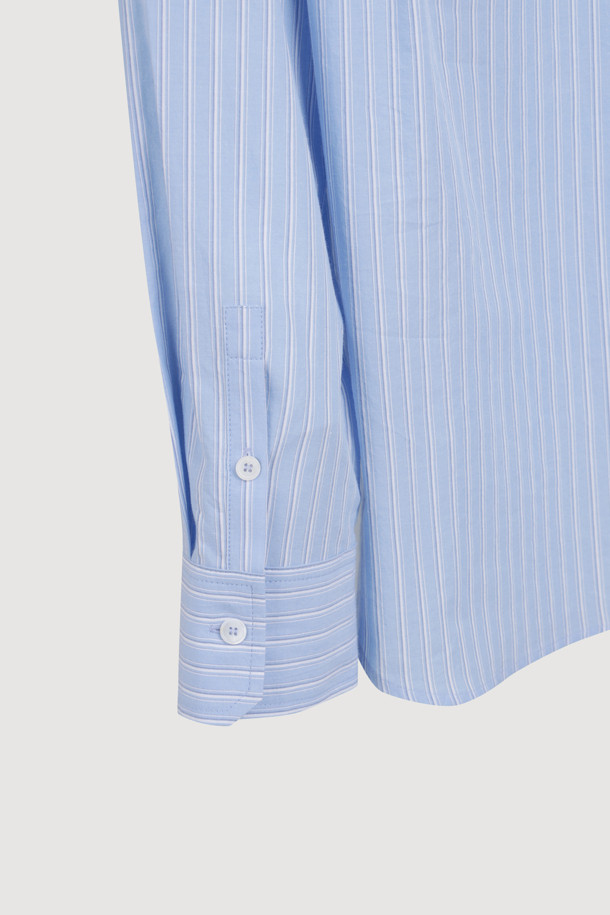 리본 포인트 스트라이프 셔츠 블라우스 (블루)는 여성스러운 무드를 연출하는 셔츠/블라우스입니다. 얇은 두께감과 긴 소매 기장으로 봄, 여름에 시원하게 착용하기 좋습니다. 페미닌한 스타일의 오버핏 셔츠로, 데이트룩, 모임룩에 잘 어울립니다. 카라넥 디자인에 리본 포인트, 포켓 디테일이 더해져 로맨틱하고 클래식한 분위기를 자아냅니다. 앞 중심 단추 여밈과 오픈 클로징으로 편안하게 입을 수 있는 제품입니다.
