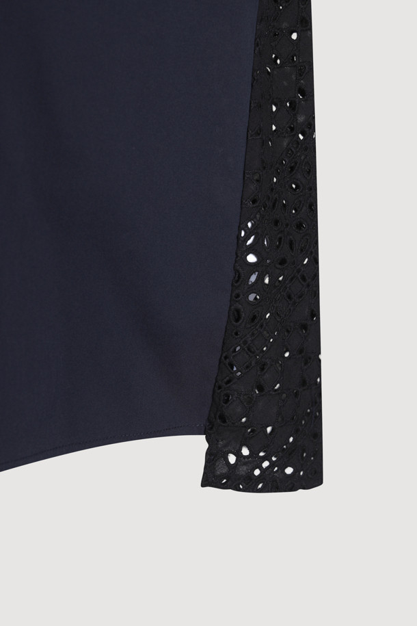 LUCKY CHOUETTE - 블라우스 - Eyelet Block Volume Sleeve Blouse (dark navy)