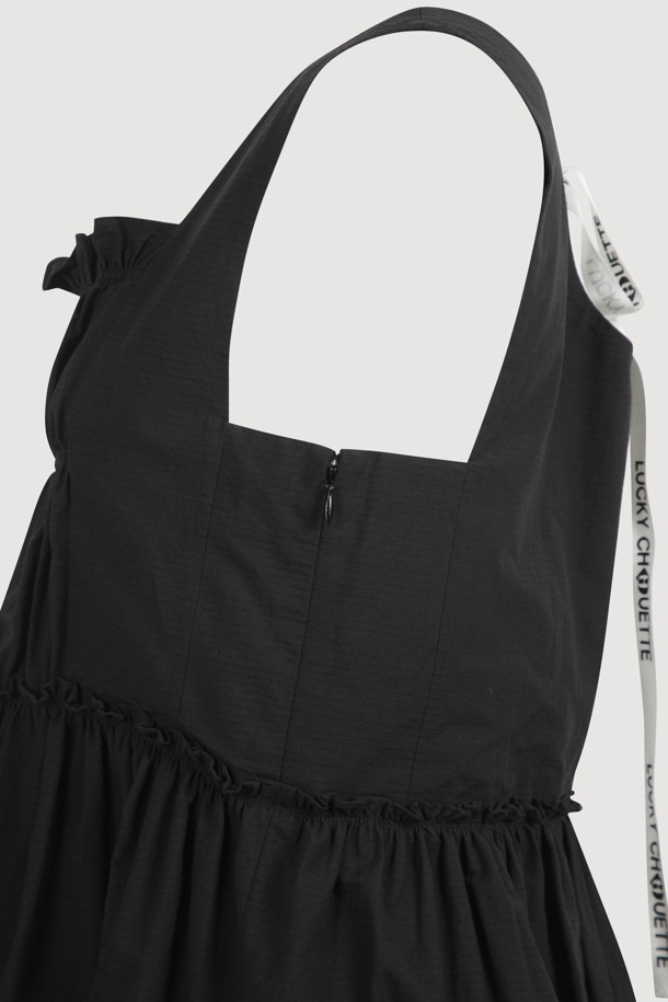 "Back Lettering Strap Shirring Top Blouse (black)"는 시원한 여름을 위한 여성용 민소매 블라우스입니다. 무지 패턴의 블랙 컬러에 스퀘어넥 디자인과 셔링 & 티어드 디테일, 미디 길이로 캐주얼한 스타일을 연출합니다. 얇은 두께감과 루즈핏으로 편안하게 착용 가능하며, A라인 치마 타입입니다.
