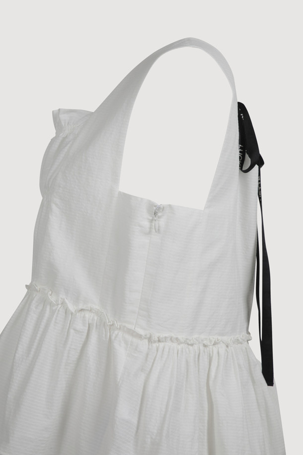 [Re-Order] Back Lettering Strap Shirring Top Blouse (white)는 여성스러운 무드의 화이트 블라우스입니다. 코튼 소재의 A라인 핏으로, 스퀘어넥과 민소매 디자인이 시원한 느낌을 주며, 뒷면 레터링 테이프와 셔링, 리본 디테일이 특징입니다. 봄, 여름 시즌에 캐주얼하거나 페미닌한 스타일로 연출하기 좋습니다.

