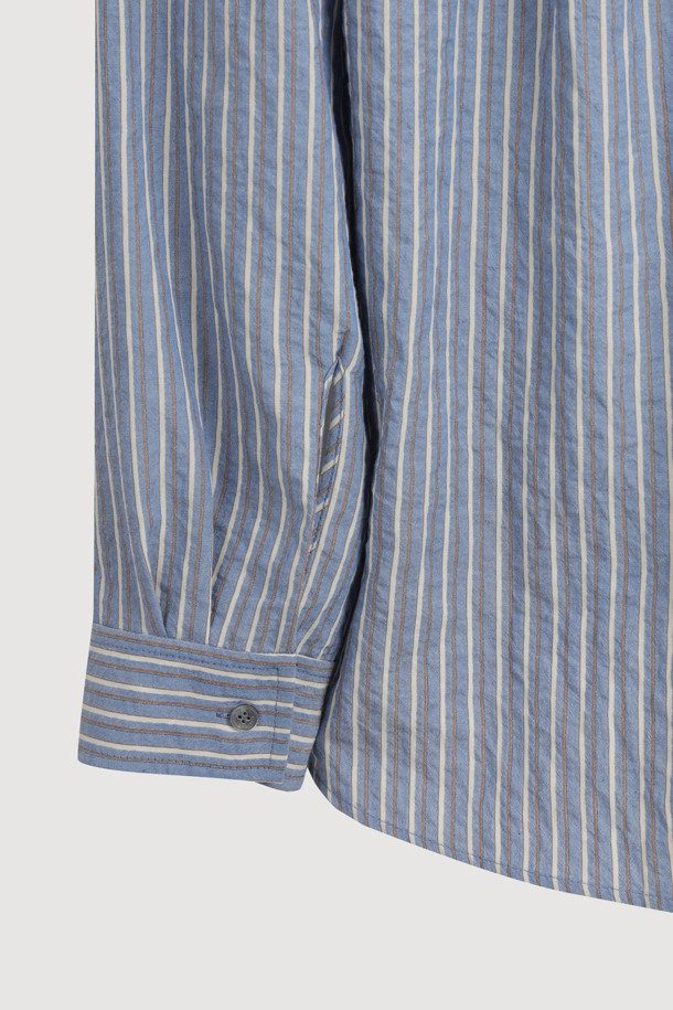 [Re-Order] 셔츠 스타일 프릴 스트라이프 블라우스 (블루)는 여성스러운 무드와 캐주얼한 스타일을 동시에 연출하는 블라우스입니다. 봄, 여름 시즌에 적합하며, 셔츠 칼라와 긴 소매, 루즈핏으로 편안하게 착용할 수 있습니다. 코튼 소재로 제작되어 부드러운 촉감을 선사하며, 프릴 디테일, 비대칭 디자인, 스트링 디테일, 바이오 워싱으로 포인트를 더했습니다. 데이트룩, 스마트 캐주얼, 미니멀 스타일을 즐겨 입는 분들께 추천합니다.
