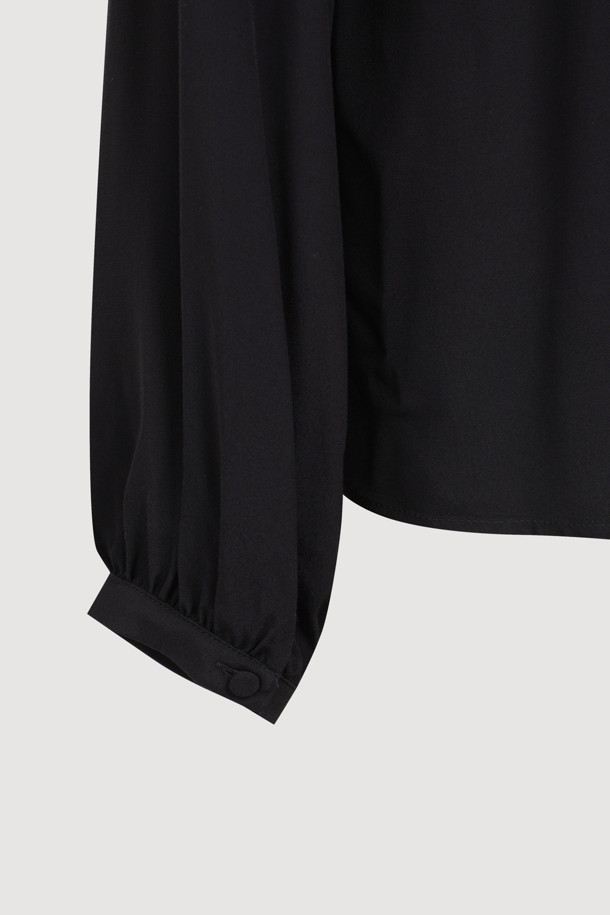 프릴 포인트 라운드 넥 블라우스 (블랙)는 여성스러운 무드를 연출하는 상의입니다. 부드럽게 찰랑거리는 레이온 소재로 제작되어 편안한 착용감을 선사하며, 봄, 여름 시즌에 활용하기 좋습니다. 라운드 넥과 긴 소매, 루즈핏 디자인으로 편안하면서도 스타일리시하게 연출할 수 있습니다. 어깨 셔링과 프릴 포인트, 네크 끈 디테일이 더해져 유니크하면서도 클래식한 분위기를 자아냅니다. 데이트룩, 카페룩, 모임룩 등 다양한 TPO에 활용하여 로맨틱하고 미니멀한 스타일을 완성해보세요.
