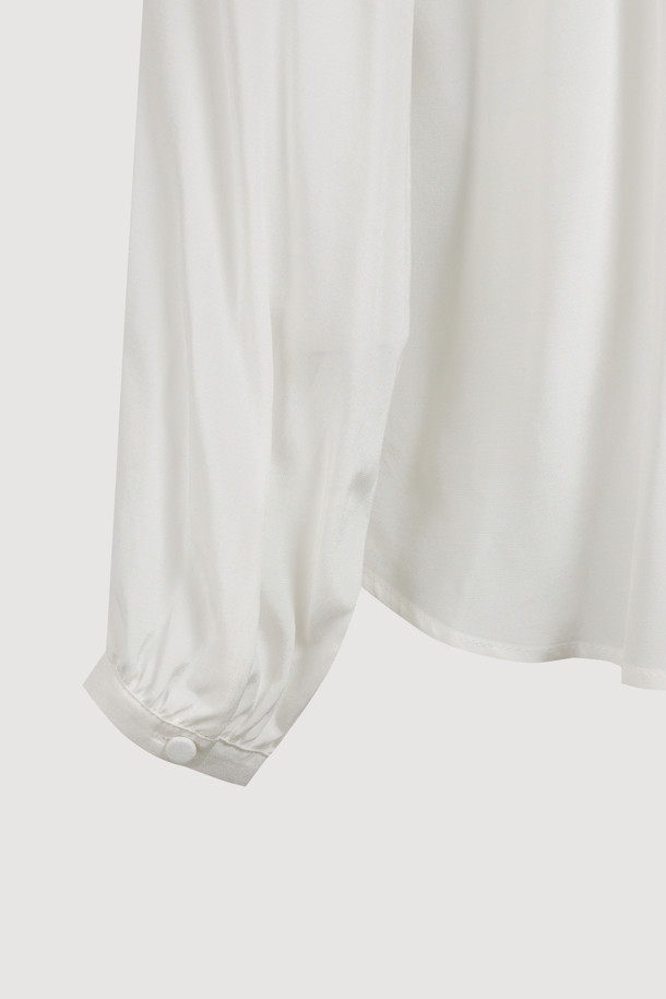 프릴 포인트 라운드 넥 블라우스 (아이보리)는 여성스러운 분위기를 연출하는 블라우스입니다. 부드러운 레이온 소재로 제작되어 편안한 착용감을 선사하며, 라운드넥 디자인과 어깨 셔링 디테일이 특징입니다. 좌우 언밸런스 프릴과 네크 끈 디테일이 더해져 유니크하면서도 클래식한 무드를 자아냅니다. 루즈핏으로 제작되어 편안하게 착용 가능하며, 데이트룩, 카페룩, 모임룩 등 다양한 TPO에 활용하기 좋습니다. 봄, 여름 시즌에 어울리는 얇은 두께감과 긴 소매 기장으로, 로맨틱, 미니멀 스타일을 즐겨 입는 분들께 추천합니다.
