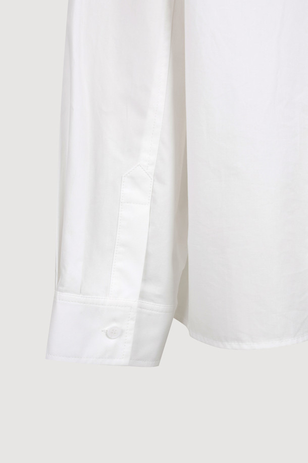 프릴 헴 셔츠 타입 블라우스 (아이보리)는 부드러운 면 소재로 제작되어 봄, 여름에 시원하게 착용할 수 있습니다. 카라넥에 루즈핏 디자인으로 클래식하면서도 캐주얼한 무드를 연출하며, 은은한 아이보리 컬러가 어떤 하의와도 잘 어울립니다. 밑단 프릴과 리본, 러플 디테일이 여성스러운 포인트를 더하고, 바이오 워싱 처리로 부드러운 촉감을 선사합니다. 데이트룩, 카페룩, 봄 소풍룩 등 다양한 TPO에 활용 가능하며, 단추 디테일로 세련됨을 더했습니다.
