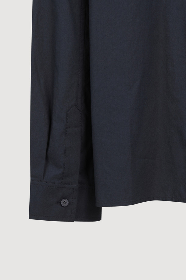 프릴 헴 셔츠 타입 블라우스 (다크 네이비)는 부드러운 코튼 소재로 제작되어 봄, 가을에 착용하기 좋은 여성 블라우스입니다. 셔츠 칼라와 루즈핏 디자인으로 클래식하면서도 캐주얼한 분위기를 연출하며, 무지 패턴에 프릴 헴라인 디테일과 리본 디테일이 여성스러운 포인트를 더합니다. 앞 중심 폴리 단추와 바이오 워싱 처리를 통해 편안한 착용감을 선사하며, 데이트룩, 카페룩, 오피스룩 등 다양한 TPO에 활용 가능합니다. 미니멀, 캐주얼 스타일을 선호하는 분들께 추천합니다. 긴 소매 기장으로 간절기 날씨에 적합하며, 다크 네이비 컬러는 세련된 느낌을 줍니다.
