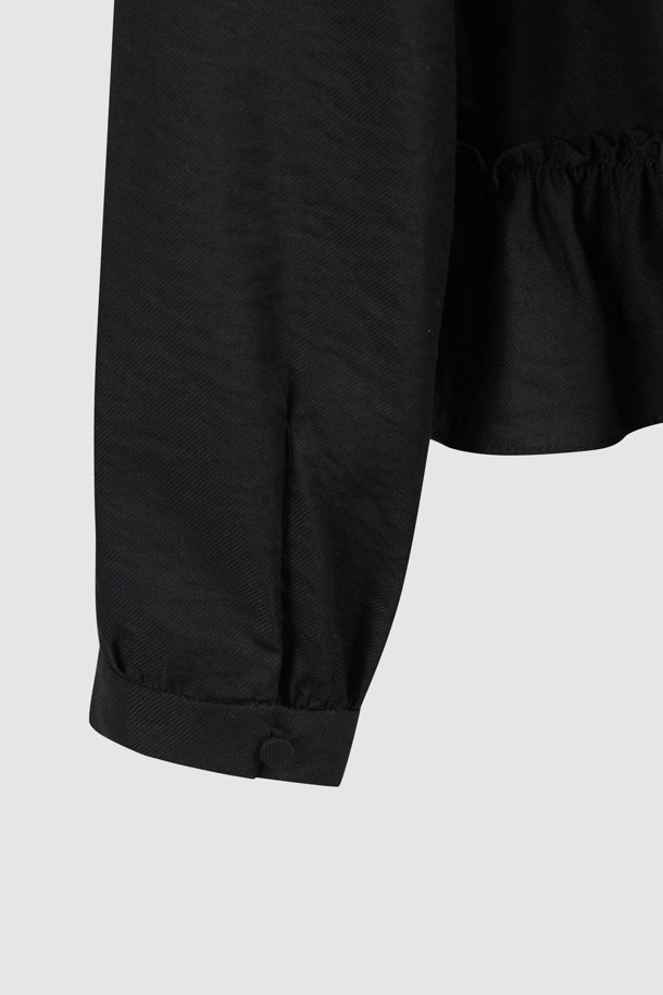 리본 포인트 칼라리스 블라우스 (블랙)는 페미닌하고 클래식한 무드를 연출하는 여성 상의입니다. 텐셀 혼방 소재로 제작되어 부드러운 촉감을 선사하며, 봄, 가을 시즌에 착용하기 좋습니다. 라운드 넥 라인과 루즈핏으로 편안한 착용감을 제공하며, 뒷넥 단추, 셔링, 밑단 프릴 등의 디테일이 돋보입니다. 데이트룩, 오피스룩, 모임룩 등 다양한 TPO에 활용할 수 있으며, 클래식, 미니멀, 로맨틱 스타일을 즐기는 분들께 추천합니다. (*마찰이나 습기에 의한 이염에 주의*)
