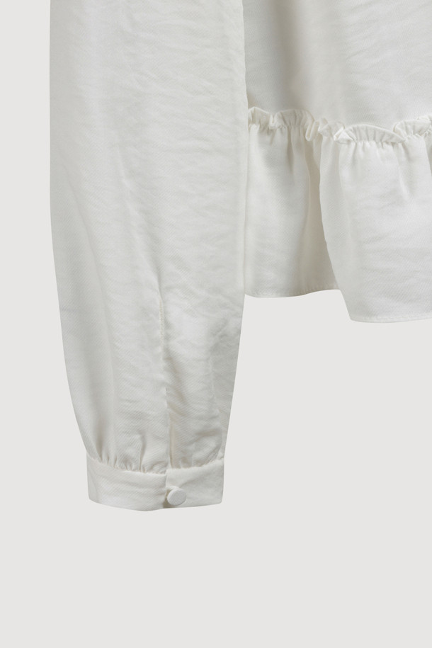 리본 포인트 칼라리스 블라우스 (아이보리)는 부드러운 텐셀 혼방 소재로 제작되어 은은한 광택과 고급스러운 분위기를 자아냅니다. 라운드 넥 디자인에 셔링 디테일과 밑단 프릴, 리본 포인트로 페미닌한 무드를 더했으며, 뒷넥 단추 여밈으로 간편하게 착용할 수 있습니다. 여유로운 루즈핏 실루엣으로 편안하면서도 스타일리시하게 연출 가능하며, 데이트룩, 카페룩, 모임룩 등 다양한 TPO에 활용하기 좋습니다. 클래식, 미니멀, 로맨틱 스타일을 즐겨 입는 여성분들께 추천하는 아이보리 컬러의 긴소매 블라우스입니다.
