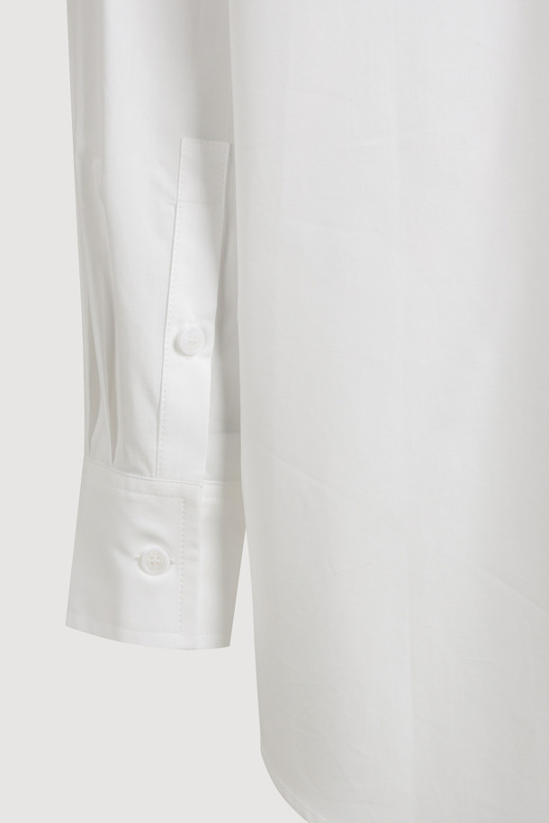 "Embroidery Point Shirt Blouse (화이트)"는 여성스러운 무드를 연출하는 화이트 컬러의 셔츠/블라우스입니다. 차이나칼라와 긴 소매, 루즈핏 디자인으로 편안하면서도 세련된 스타일을 완성합니다. 앞 중심 버튼으로 간편하게 착용 가능하며, LC 레터링 자수와 리본 자수 디테일이 돋보입니다. 데이트룩, 출근룩 등 다양한 TPO에 활용 가능하며, 클래식, 미니멀, 로맨틱 스타일을 즐기는 분들께 추천합니다. 사계절 내내 활용 가능한 베이직한 디자인으로, 자수 패턴이 포인트가 되어 밋밋함을 덜어줍니다.
