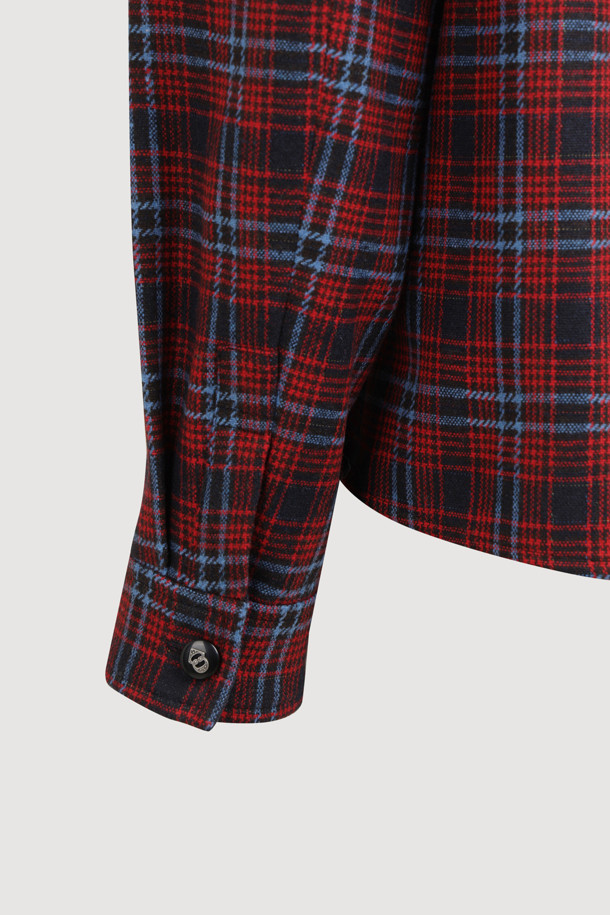 프릴 포인트 체크 블라우스 (레드)는 여성스러운 무드를 연출하는 클래식 스타일의 상의입니다. 따뜻한 촉감과 세미 A라인 핏으로 편안하게 착용 가능하며, 가을과 겨울에 어울리는 아이템입니다. 라운드넥 디자인에 프릴 디테일이 더해져 로맨틱한 분위기를 더하고, 뒷 넥 단추 클로징으로 깔끔하게 마감되었습니다. 체크 패턴과 긴 소매 기장으로 클래식하면서도 세련된 스타일을 완성해 데이트룩, 모임룩, 소개팅룩에 활용하기 좋습니다. 마찰에 의해 필링이 발생할 수 있으므로 착용 시 주의 바랍니다.
