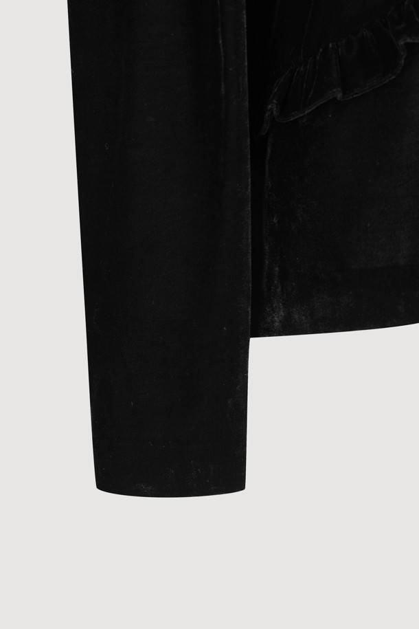 프릴 포인트 벨벳 블라우스(black)는 가을, 겨울 시즌 우아한 스타일을 연출해 줄 여성 블라우스입니다. 부드러운 벨벳 소재에 두꺼운 두께감으로 따뜻하고 포근한 착용감을 선사하며, 라운드넥과 긴 소매 디자인으로 세련된 분위기를 더합니다. 세미 A라인 핏으로 자연스러운 실루엣을 연출하며, 프릴 포인트 디테일과 뒷넥 단추로 여성스러움을 강조했습니다. 오피스룩, 모임룩, 연말 모임룩 등 다양한 TPO에 활용 가능한 블랙 컬러의 클래식, 미니멀, 로맨틱 스타일 블라우스입니다. 반드시 이염에 주의하여 관리하십시오.
