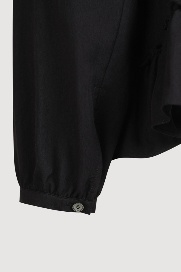 Hem Frii 라운드 넥 블라우스 (블랙)는 여성스러운 라인을 살려주는 레귤러핏 블라우스입니다. 부드러운 레이온과 나일론 혼방 소재로 제작되어 편안한 착용감을 선사하며, 봄, 여름, 가을 세 계절 모두 활용 가능합니다. 라운드넥 디자인에 긴 소매, 뒷넥 단추 여밈, 밑단 덧장 디테일이 더해져 미니멀하면서도 시크한 무드를 연출합니다. 출근룩, 오피스룩, 모임룩 등 다양한 TPO에 클래식, 미니멀, 시크 스타일로 매치하여 세련된 스타일을 완성해 보세요. 무지 디자인의 블랙 컬러로 어떤 하의와도 쉽게 코디할 수 있습니다.
