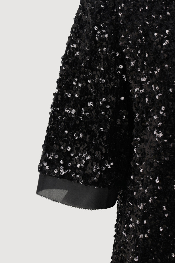 [Atelier] 스팽글 하프 슬리브 블라우스 (블랙)는 여성 의류 상의, 블라우스 카테고리에 속합니다. 클래식하고 유니크한 스타일을 연출하며, 사계절 내내 착용 가능합니다. 벨벳 소재에 실버 스팽글 장식이 더해져 화려함을 더하고, 뒤 단추 여밈과 가슴 니트 장식이 특징입니다. 일자핏 크롭 기장의 반소매 블라우스로, 데이트룩, 파티룩, 연말 모임룩은 물론 시크하고 미니멀한 스타일을 완성합니다. 안감은 스트레치 소재로 편안한 착용감을 선사합니다.
