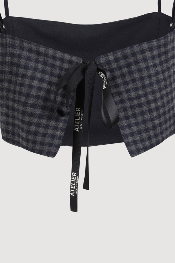 [Atelier] 러플 포인트 체크 탑 블라우스 (멀티 컬러)는 가을, 겨울 시즌에 어울리는 여성 블라우스입니다. 울 소재 50% 함유로 부드러운 촉감을 자랑하며, 두꺼운 두께감으로 따뜻하게 착용할 수 있습니다. 클래식하고 유니크한 스타일의 멀티 컬러 체크 패턴과 스퀘어넥 디자인, 크롭 기장이 특징입니다. 긴 소매와 프릴 디테일, 뒤트임으로 포인트를 더했으며, 레귤러 핏으로 편안하게 착용 가능합니다. 데이트룩, 모임룩, 가을 나들이룩에 어울리는 스타일로, 미니멀, 시크한 분위기를 연출할 수 있습니다.
