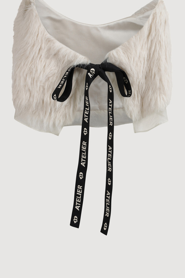 [Atelier] 페이크 퍼 탑 블라우스 (아이보리)는 여성 의류로, 가을/겨울 시즌에 유니크하고 캐주얼한 스타일을 연출하기 좋습니다. 아이보리 컬러의 페이크 퍼 소재로 제작되었으며, 민소매 크롭 기장으로 디자인되었습니다. 어깨끈 길이 조절이 가능하며, 밑단에는 시어 배색 소재를 레이어드하여 포인트를 더했습니다. 뒷판에는 아틀리에 로고 테이프 장식이 있으며, 세미 A라인 핏으로 부드러운 촉감과 두꺼운 두께감을 자랑합니다. 데이트룩, 카페룩, 연말 모임룩 등 다양한 TPO에 맞춰 슬림한 이너와 데님 팬츠와 함께 캐주얼, 미니멀, 시크한 스타일을 연출해 보세요.
