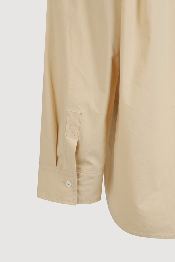 [Atelier] 프릴 포인트 셔츠 타입 블라우스 (베이지)는 캐주얼, 클래식, 로맨틱 스타일을 아우르는 여성 블라우스입니다. 베이지 컬러에 스탠다드 핏과 긴소매 디자인으로, 봄, 가을에 활용하기 좋습니다. 앞 중심 단추, 프릴 디테일, 가슴 레터링 자수가 포인트이며, 오픈 클로징 방식으로 편안하게 착용할 수 있습니다. 데이트룩, 카페룩, 모임룩 등 다양한 TPO에 잘 어울리는 아이템입니다. 프릴 넥 라인이 여성스러운 분위기를 더합니다.
