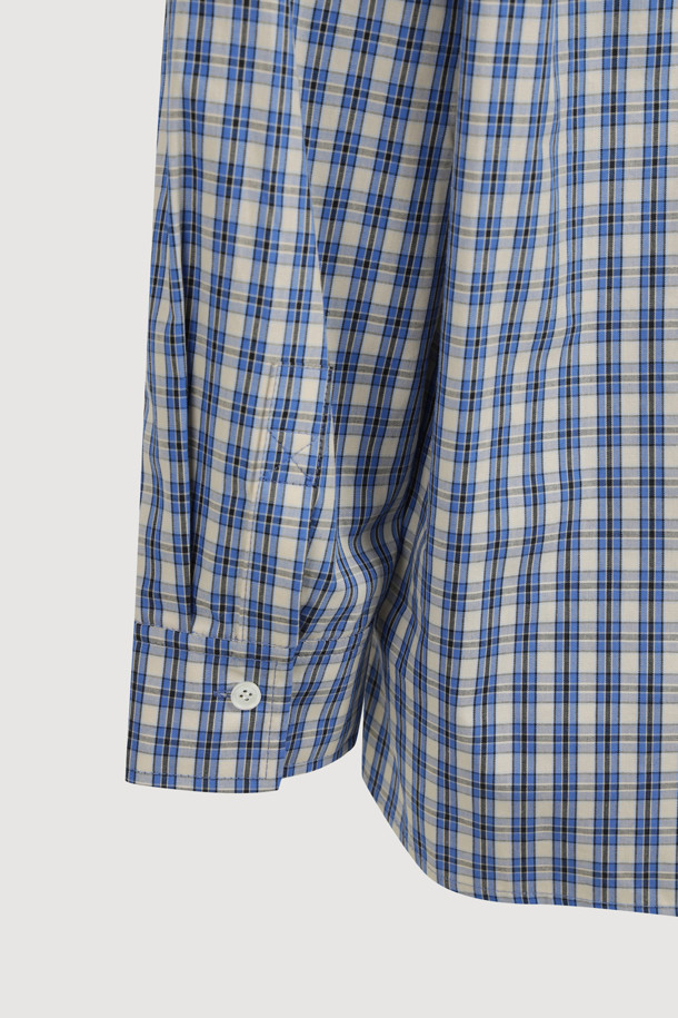 [Atelier] 프릴 포인트 셔츠 타입 블라우스 (블루)는 여성스러운 매력을 더해주는 블라우스입니다. 산뜻한 블루 컬러에 체크 패턴이 더해져 캐주얼하면서도 우아한 분위기를 연출합니다. 네크라인의 프릴 디테일과 가슴 부분의 레터링 자수 포인트가 돋보이며, 앞 중심 단추 여밈으로 편안하게 착용할 수 있습니다. 봄, 여름 시즌 데이트룩, 카페룩, 봄 소풍룩 등 다양한 TPO에 맞춰 클래식하고 로맨틱한 스타일을 완성해보세요. 긴 소매의 스탠다드핏 블라우스로, 레귤러 기장으로 제작되었습니다.
