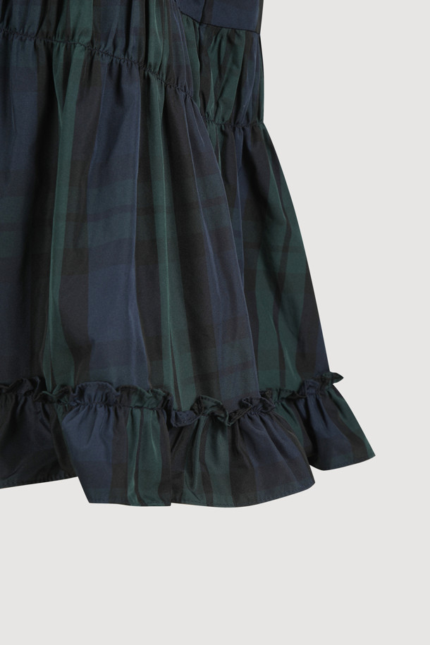 싱그러운 그린 컬러가 돋보이는 [Re-Order] 슬리브리스 체크 셔링 블라우스입니다. 캐주얼하고 걸리시한 무드를 연출하며, 봄, 여름 시즌 데이트룩이나 소풍룩에 제격입니다. 라운드넥에 민소매 디자인으로 시원함을 더하고, A라인 핏과 셔링 디테일, 러플 밑단이 여성스러운 실루엣을 완성합니다. 뒷면 리본 장식으로 포인트를 주어 로맨틱한 분위기를 자아냅니다. 체크 패턴이 밋밋함을 덜어주어 단독으로 착용해도 스타일리시합니다.
