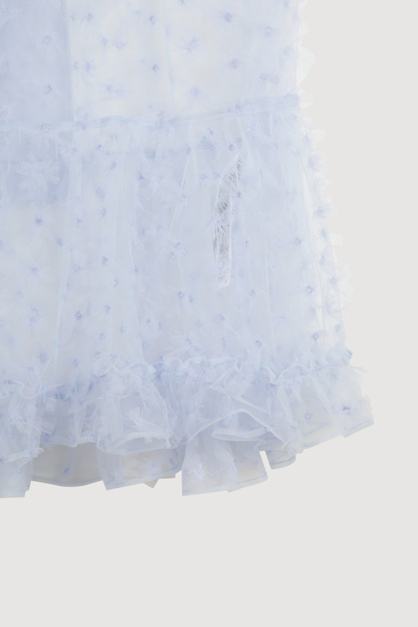 **플라워 자수 셔링 민소매 블라우스 (라이트 블루)**

산뜻한 라이트 블루 컬러의 플라워 자수 셔링 민소매 블라우스입니다. 메쉬 소재로 시원하고, 라운드넥 디자인에 A라인 핏으로 여성스러운 실루엣을 연출합니다. 플라워 자수와 셔링 디테일, 밑단 러플, 뒷면 리본으로 클래식하면서도 유니크한 무드를 더했습니다. 데이트룩, 카페룩, 모임룩 등 다양한 TPO에 활용 가능하며, 레이어드하여 스타일리시하게 연출할 수 있습니다. 봄, 여름 시즌에 로맨틱하고 걸리시한 스타일을 완성해 보세요.
