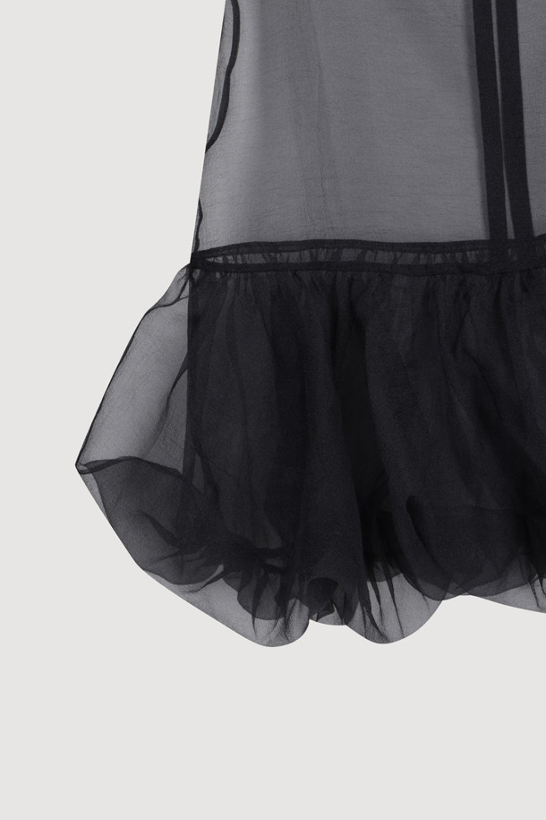 백 리본 볼륨 시어 탑 블라우스 (블랙)는 여성스러운 무드를 연출하는 블라우스입니다. 시스루 소재와 오버핏 디자인으로 유니크하고 캐주얼한 스타일을 완성하며, 봄, 여름 시즌에 활용하기 좋습니다. 얇은 두께감과 라운드넥, 민소매 디자인으로 시원하게 착용할 수 있으며, 밑단 셔링 디테일이 특징입니다. 뒷넥 레터링 테이프가 포인트이며, 레이어드 스타일링으로 다양한 연출이 가능합니다. 데이트룩, 카페룩, 모임룩 등 다양한 TPO에 미니멀하고 시크한 스타일을 더해보세요.
