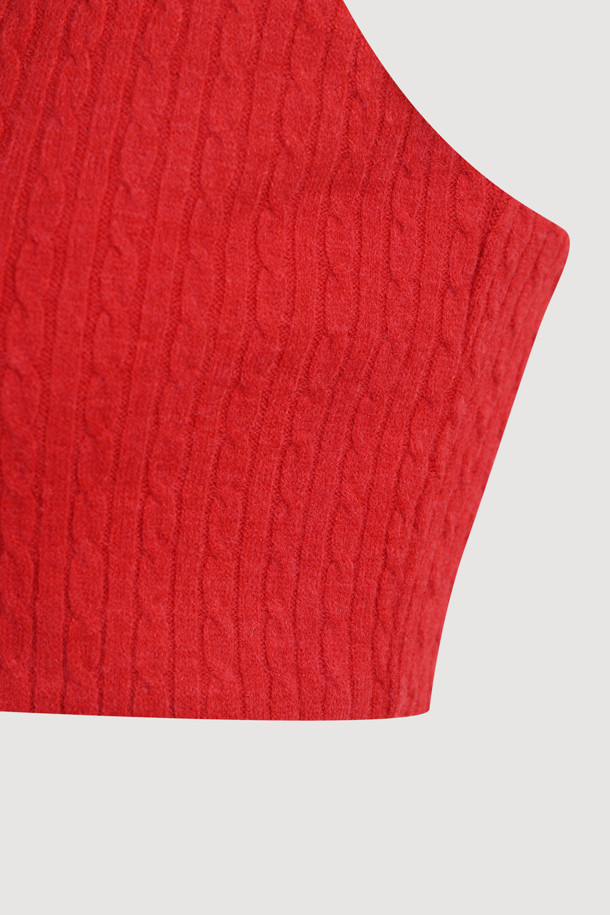 Label Point (라벨 포인트) 저지 탑 (red)은 부드러운 니트 소재의 여성용 크롭 민소매 상의입니다. 어깨끈 조절이 가능하며, 로고 테이프 디테일과 뷔스티에 스타일로 디자인되어 레이어드하여 다양한 스타일을 연출할 수 있습니다. 슬림핏으로 제작되어 여성스러운 실루엣을 강조하며, 스퀘어넥 라인이 특징입니다. 봄, 여름 시즌에 캐주얼, 미니멀, 로맨틱 무드로 데이트룩, 카페룩, 여행룩 등 폭넓게 활용하기 좋습니다. 케이블 패턴과 얇은 두께감으로 시원하고 편안한 착용감을 선사합니다.
