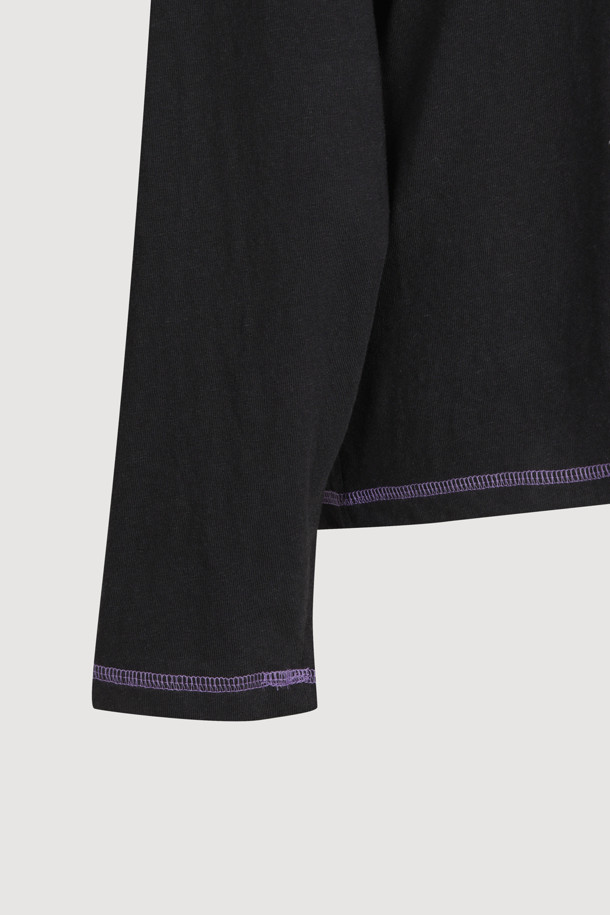 루즈핏 후드 티셔츠 (블랙)는 홑겹 후드 디자인으로 제작되어 가볍고 편안한 착용감을 선사합니다. 암홀과 밑단에 배색 스티치 포인트를 주어 은은한 멋을 더했으며, 밑단 개발 라벨 디테일로 디자인의 완성도를 높였습니다. 캐주얼, 스트리트, 미니멀 스타일을 즐겨 입는 분들께 추천하며, 데일리룩, 집콕룩, 산책룩 등 다양한 TPO에 활용하기 좋습니다. 레귤러 기장의 긴소매 루즈핏으로, 부드러운 촉감의 무지 블랙 컬러가 어떤 옷에도 잘 어울립니다.
