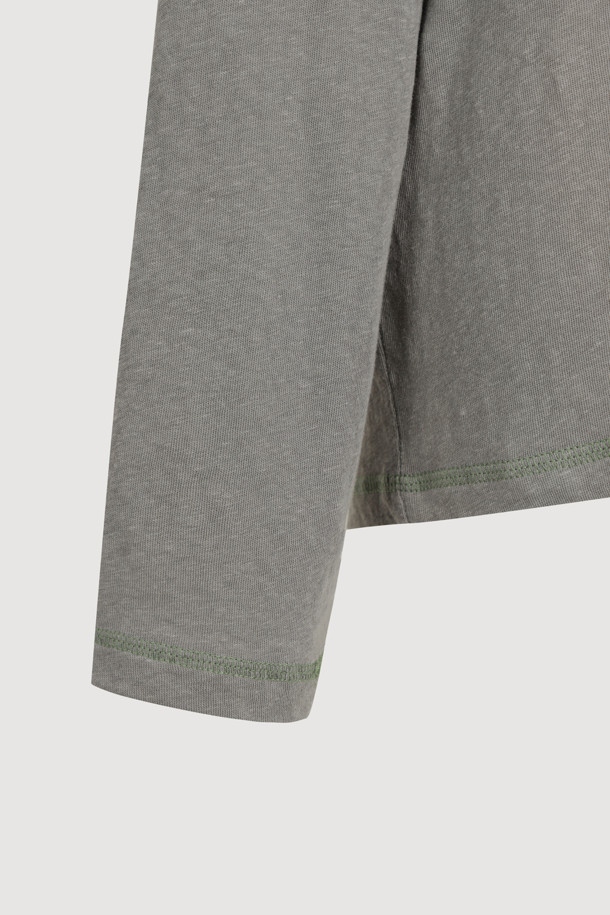 [Re-Order] 루즈 핏 후드 티셔츠 (grey)는 편안한 착용감을 선사하는 캐주얼 스타일의 후드 티셔츠입니다. 얇은 두께감과 부드러운 촉감으로 제작되어, 동네 마실룩, 집콕룩, 산책룩 등 언제 어디서든 편안하게 입기 좋습니다. 홑겹 후드 디자인과 암홀, 밑단 컬러 배색 스티치가 특징이며, 루즈 핏으로 여유로운 실루엣을 연출합니다. 무지 디자인에 밑단 개발 라벨로 포인트를 더한 미니멀, 시티 보이 스타일의 후드 티셔츠입니다. 긴 소매 기장으로 다양한 스타일링이 가능합니다.
