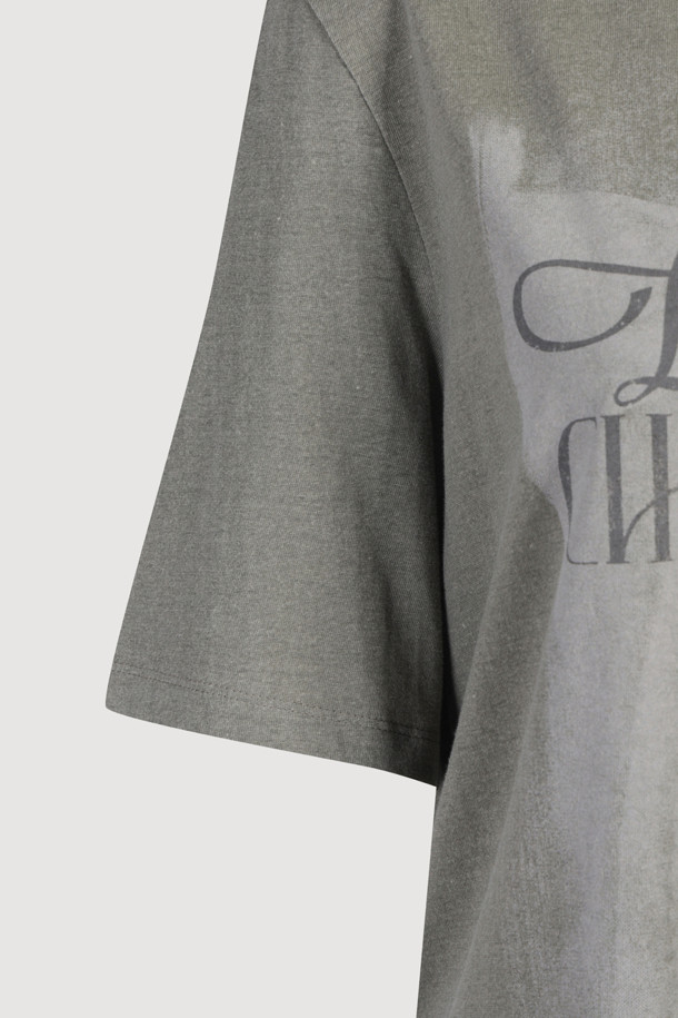 프린트 포인트 베이직 핏 하프 슬리브 티셔츠 (카키)는 캐주얼, 스트리트 무드를 연출하는 여성 반팔 티셔츠입니다. 봄, 여름 시즌에 적합하며, 크롭 기장과 라운드넥 디자인으로 시원하고 트렌디한 스타일을 완성합니다. 면 소재로 제작되어 편안한 착용감을 선사하며, 얇은 두께감으로 쾌적하게 입을 수 있습니다. 빈티지한 그래픽 프린트와 리본 디테일이 포인트이며, 피그먼트 워싱 가공으로 독특한 분위기를 더했습니다. 일상, 동네 마실, 봄 소풍, 여행 등 다양한 TPO에 활용하기 좋으며, 드라이클리닝을 권장합니다.
