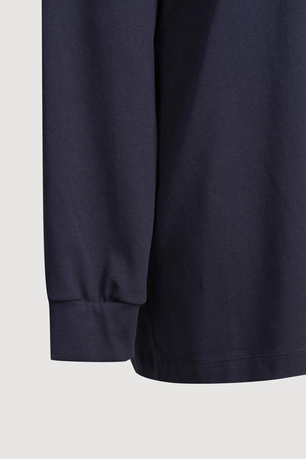 루즈 핏 피케이 티셔츠 (라이트 네이비)는 데일리룩과 동네 마실룩에 적합한 캐주얼 스타일의 피케 티셔츠입니다. 니트 카라 디자인에 가슴 왼쪽 LUCKY 레터링 자수 디테일이 돋보이며, 세미 박시 핏으로 편안한 착용감을 선사합니다. 넉넉한 사이즈와 어깨선 라인이 자연스럽게 떨어져 활동성을 더합니다. 라이트 네이비 컬러로 미니멀한 스타일을 연출하기 좋습니다.
