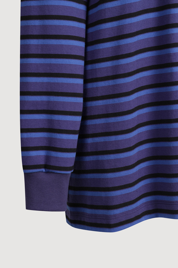 루즈 핏 PK 티셔츠 (퍼플)는 캐주얼한 무드의 데일리룩을 위한 아이템입니다. 니트 카라 디자인에 긴 소매, 루즈핏과 세미 박시 핏으로 편안한 착용감을 선사합니다. 가슴 왼쪽의 자수 포인트와 넉넉한 사이즈, "LUCKY" 레터링 자수가 특징이며, 스트라이프 패턴으로 포인트를 더했습니다. 동네 마실룩이나 카페룩, 캐주얼, 미니멀, 프레피 스타일을 연출하기에 좋습니다.
