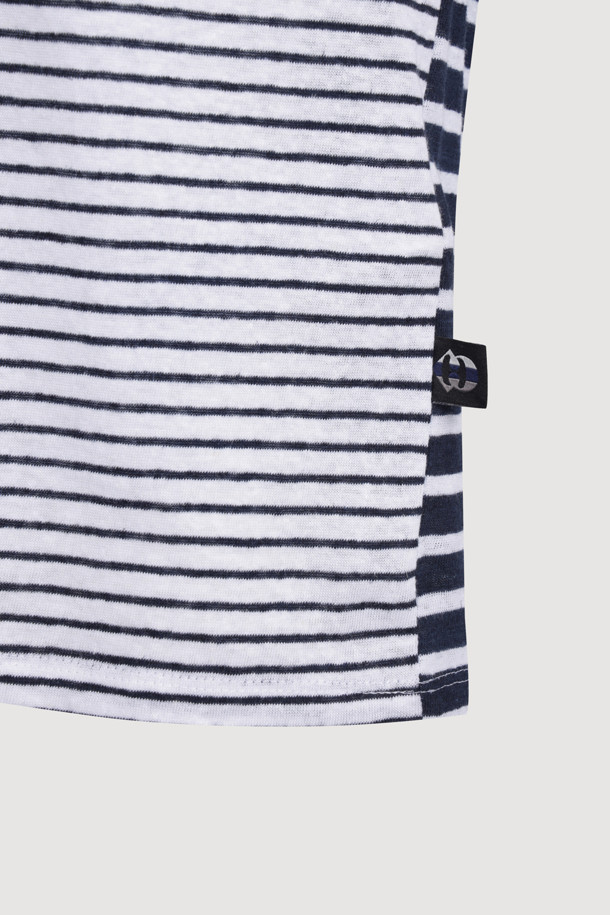 [Re-Order] Stripe Mix Sleeveless T-shirt (dark navy)는 앞뒤 다른 스트라이프 패턴으로 포인트를 준 여성용 민소매 티셔츠입니다. 네이비와 화이트 컬러의 조화가 시원하며, 스탠다드핏과 라운드넥 디자인으로 편안한 착용감을 선사합니다. 일상복으로 활용하기 좋은 캐주얼하고 베이직한 스타일이며, 앞면 엠블럼 자수 디테일이 돋보이는 웨어러블한 디자인입니다.

