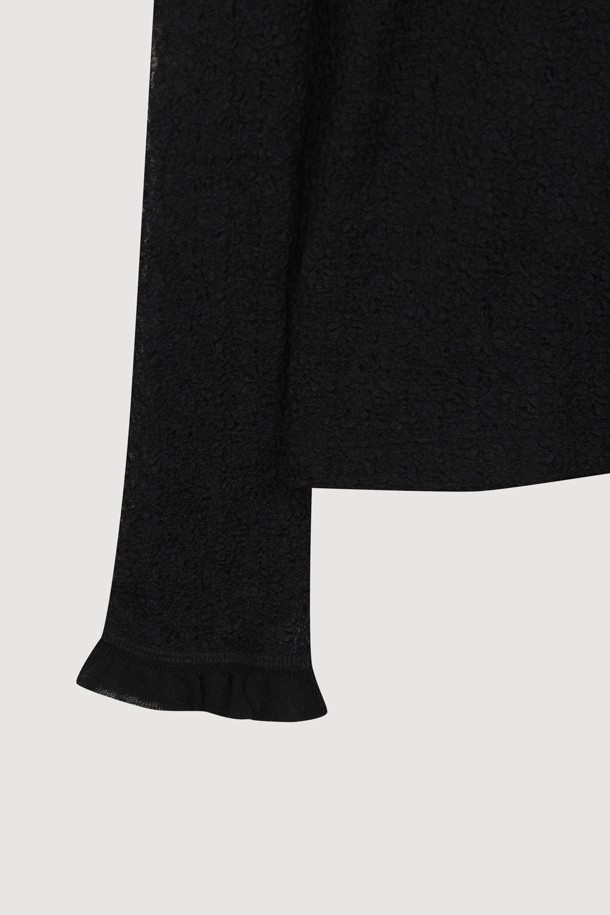 프릴 레이스 긴소매 티셔츠 (블랙)는 여성스러운 무드를 연출하는 블랙 컬러의 티셔츠입니다. 은은하게 비치는 레이스 소재와 프릴 디테일이 더해져 클래식하면서도 로맨틱한 스타일을 완성합니다. 슬림핏 디자인으로 자연스러운 실루엣을 연출하며, 신축성 있는 소재로 편안한 착용감을 선사합니다. 봄, 가을 시즌에 데이트룩, 카페룩, 모임룩 등 다양한 TPO에 활용하기 좋으며, 레이어드하여 더욱 다채로운 스타일링이 가능합니다. 라운드넥에 긴소매 디자인으로, 부드러운 촉감의 얇은 두께감으로 제작되었습니다.
