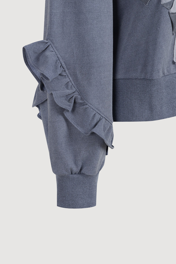 자수 포인트 스웨트셔츠 (다크블루)는 여성스러운 무드를 연출하는 캐주얼 스타일의 맨투맨입니다. 부드러운 면 소재에 루즈핏으로 편안한 착용감을 선사하며, 봄, 가을에 적합합니다. 브이넥 디자인에 리본 자수 장식과 프릴 소매 디테일이 더해져 로맨틱한 분위기를 자아냅니다. 피그먼트 워싱 처리로 빈티지한 느낌을 주어 데이트룩, 카페룩, 봄 소풍룩 등 다양한 TPO에 활용하기 좋습니다.
