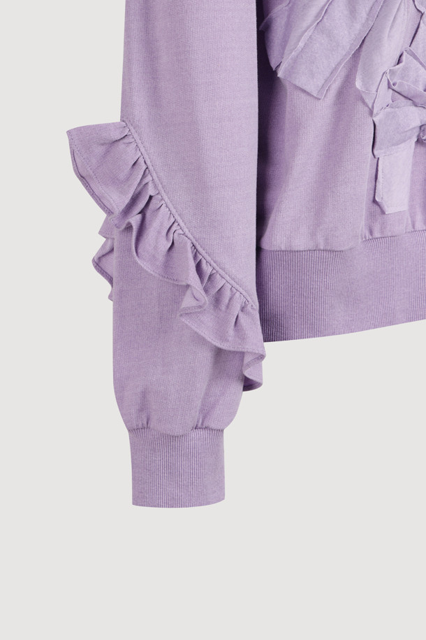 **바이올렛 자수 포인트 스웨트셔츠**

여성스러운 무드의 바이올렛 컬러 스웨트셔츠입니다. 넉넉한 루즈핏과 브이넥 디자인으로 편안하면서도 스타일리시하게 연출할 수 있습니다. 소매 프릴 디테일과 리본 자수 포인트가 사랑스러운 분위기를 더하며, 피그먼트 워싱 가공으로 부드러운 촉감을 선사합니다. 봄, 가을 시즌 데이트룩이나 카페룩에 매치하여 캐주얼하면서도 로맨틱한 스타일을 완성해보세요. 면 소재로 제작되었으며, 드라이클리닝을 권장합니다.
