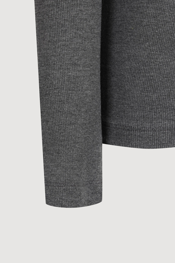 멜란지 그레이 컬러의 골지 터틀넥 티셔츠입니다. 가을, 겨울 시즌에 활용하기 좋은 긴소매 슬림핏 티셔츠로, 부드러운 면 소재로 제작되어 편안한 착용감을 선사합니다. 베이직하고 캐주얼한 스타일로, 다양한 룩에 매치하기 좋으며, 신축성 있는 소재와 왼쪽 가슴 엠블럼 자수가 포인트입니다. 얇은 두께로 제작되어 레이어드하여 입기에도 용이하며, 겨울 데일리룩, 카페룩, 데이트룩 등 다양한 TPO에 활용할 수 있습니다. 미니멀, 캐주얼, 클래식 스타일을 즐겨 입는 분들께 추천합니다.
