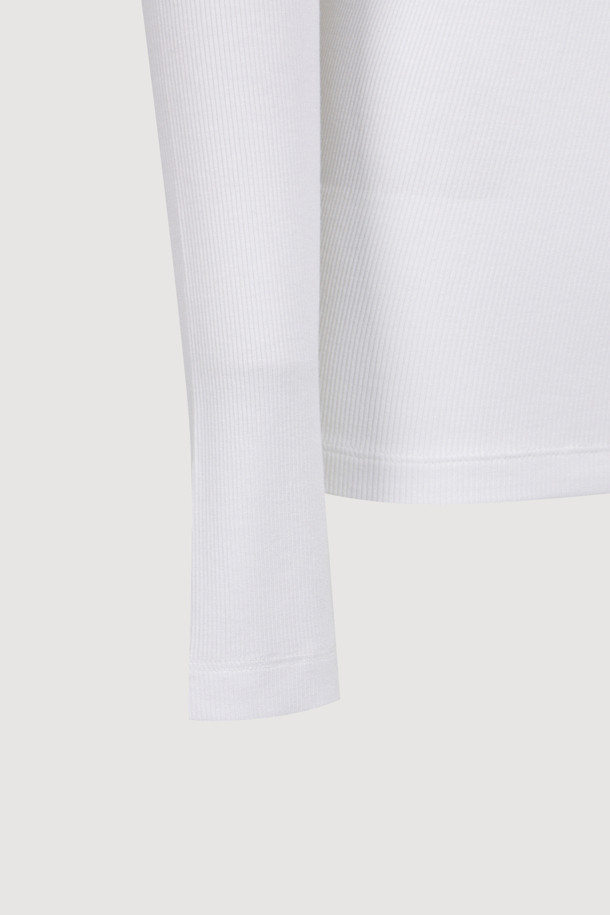 골지 터틀넥 긴소매 티셔츠 (화이트)는 가을, 겨울 시즌에 활용하기 좋은 상의입니다. 슬림핏으로 제작되어 깔끔한 실루엣을 연출하며, 신축성 좋은 소재로 편안한 착용감을 선사합니다. 베이직하고 캐주얼한 스타일로 다양한 룩에 매치하기 좋으며, 왼쪽 가슴 엠블럼 자수가 포인트입니다. 이너용으로 또는 레이어드하여 겨울 데일리룩, 출근룩, 오피스룩 등 다양한 TPO에 맞춰 미니멀, 클래식, 캐주얼 스타일을 연출할 수 있습니다.
