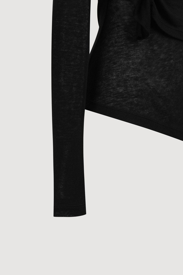 **[Re-Order] 레이어드 포인트 롱 슬리브 티셔츠 (블랙)**는 여성스러운 무드와 캐주얼 스타일을 동시에 연출할 수 있는 티셔츠입니다. 부드러운 촉감의 울과 텐셀 혼방 소재로 제작되었으며, 봄, 가을, 겨울 세 계절에 걸쳐 활용 가능합니다. 슬림핏 라운드넥 디자인에 얇은 두께감으로 편안하게 착용할 수 있습니다. 레이어드 디자인과 프릴 디테일, 밑단 주름으로 포인트를 더해 데이트룩, 모임룩 등 다양한 TPO에 활용하기 좋습니다. 블랙 컬러의 무지 티셔츠로 미니멀하고 로맨틱한 스타일을 완성해보세요.
