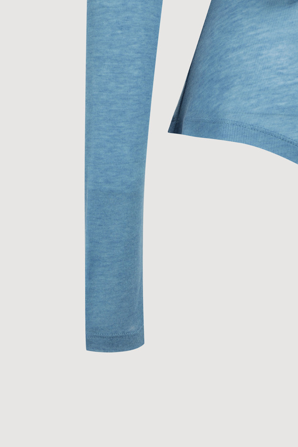 [Re-Order] 레이어드 포인트 롱 슬리브 티셔츠 (블루)는 여성스러운 무드와 캐주얼 스타일을 동시에 연출할 수 있는 긴 소매 티셔츠입니다. 부드러운 촉감과 얇은 두께감으로 봄, 가을, 겨울 시즌에 활용하기 좋으며, 라운드넥 디자인에 프릴 및 덧장 디테일이 더해져 포인트를 줍니다. 슬림핏으로 제작되어 여성스러운 실루엣을 강조하며, 데이트룩, 출근룩 등 다양한 TPO에 매치하기 좋습니다. 울, 텐셀 소재와 후라이스 소재의 조합으로 편안하면서도 세련된 스타일을 완성합니다.
