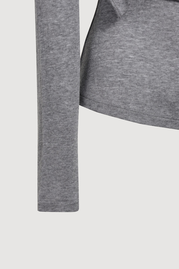 [Re-Order] 레이어드 포인트 롱 슬리브 티셔츠(멜란지 그레이)는 여성스러운 무드와 캐주얼 스타일을 동시에 연출하는 긴소매 티셔츠입니다. 부드러운 텐셀과 울 혼방 소재로 제작되어 얇지만 포근한 착용감을 선사하며, 슬림핏 디자인으로 여성스러운 실루엣을 강조합니다. 멜란지 그레이 컬러에 프릴 디테일과 레이어드 디자인이 포인트로 더해져 세련된 느낌을 줍니다. 터틀넥 라인으로 목을 따뜻하게 감싸주어 봄, 가을 간절기에 활용하기 좋으며, 일상복으로 편안하게 착용할 수 있습니다.
