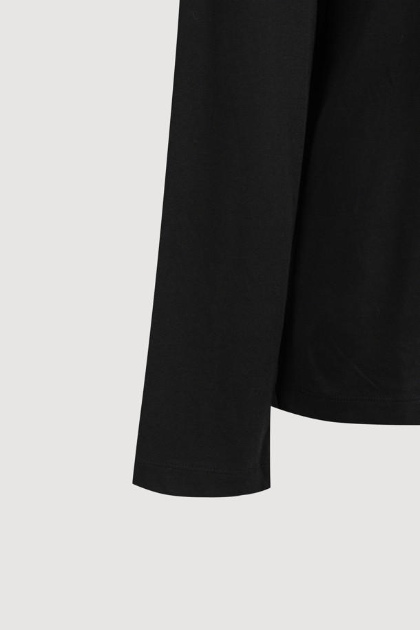 블랙 색상의 니트 크로셰 포인트 롱 슬리브 티셔츠입니다. 부드러운 촉감의 니트 소재로 제작되어 봄, 가을, 겨울 모두 활용 가능하며, 레귤러 핏으로 편안하게 착용할 수 있습니다. 라운드넥 디자인에 어깨 니트 테이프 장식과 밑단 라벨 디테일이 돋보입니다. 출근룩이나 모임룩 등 다양한 TPO에 클래식, 미니멀, 캐주얼 스타일로 연출하기 좋습니다. 무지 디자인으로 어떤 스타일에도 쉽게 매치할 수 있는 베이직한 티셔츠입니다.
