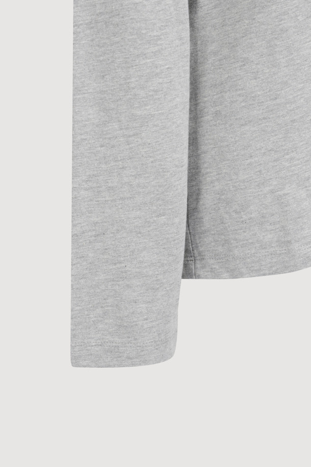 멜란지 그레이 컬러의 니트 크로쉐 포인트 긴팔 티셔츠입니다. 부드러운 면 소재로 제작되어 편안한 착용감을 선사하며, 얇은 두께감으로 가을, 겨울철에 활용하기 좋습니다. 루즈핏 라운드넥 디자인으로 베이직하면서도 캐주얼한 스타일을 연출하며, 니트 테이프 장식과 라벨 디테일이 돋보입니다. 출근룩, 모임룩 등 다양한 TPO에 미니멀, 클래식한 무드로 코디할 수 있습니다.
