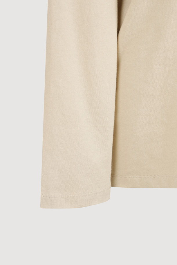 라이트 베이지 컬러의 레터링 포인트 루즈핏 롱 슬리브 티셔츠입니다. 부드러운 면 소재로 제작되어 편안한 착용감을 선사하며, 캐주얼한 스타일을 연출하기 좋습니다. 라운드넥 디자인에 언밸런스 소매 디테일과 슬로건 프린트가 포인트로 더해져 유니크함을 더했습니다. 봄, 가을 시즌 산책룩 또는 봄 소풍룩으로 활용하기 좋으며, 캐주얼, 미니멀, 클래식 스타일을 즐겨 입는 여성분들께 추천합니다. 루즈핏으로 편안하게 착용 가능하며, 레귤러 기장으로 다양한 하의와 매치하기 용이합니다.
