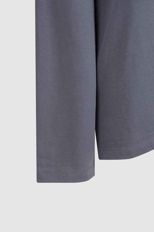 다크 블루 컬러의 레터링 포인트 루즈핏 긴소매 티셔츠입니다. 부드러운 면 소재로 제작되어 편안한 착용감을 선사하며, 일상에서 캐주얼하고 베이직한 스타일을 연출하기 좋습니다. 언밸런스 소매 디테일과 슬로건 프린트가 돋보이는 디자인으로, 산책룩이나 집콕룩 모두 잘 어울립니다. 넉넉한 루즈핏으로 편안함을 더했으며, 봄, 가을 시즌에 활용하기 좋은 아이템입니다. 라운드넥 디자인으로 어떤 스타일에도 쉽게 매치할 수 있습니다.
