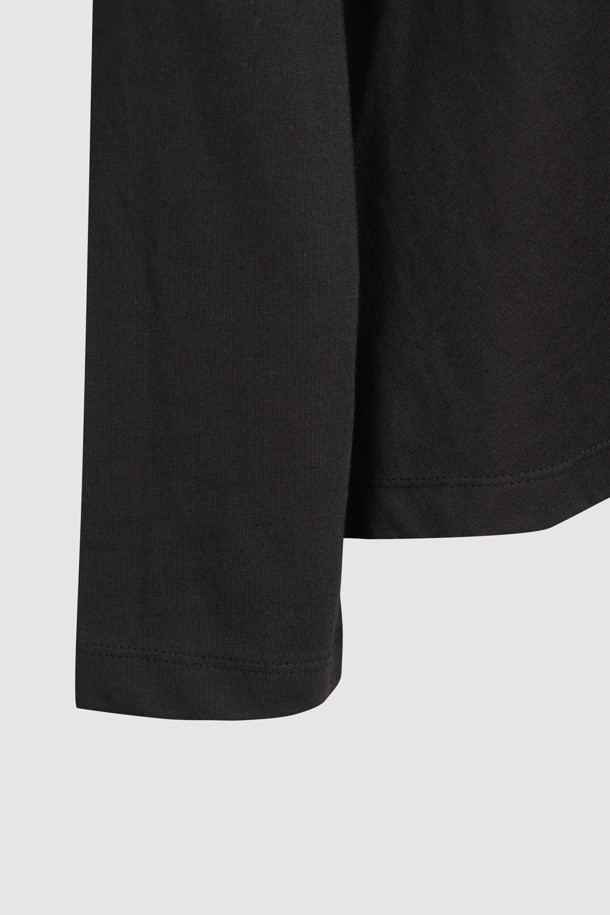 [Re-Order] 레이스 뷔스티에 긴 소매 티셔츠 (블랙)는 여성스러운 무드를 연출하는 티셔츠입니다. 슬림핏 디자인에 고급스러운 레이스 소재의 뷔스티에 디테일이 더해져 캐주얼하면서도 우아한 스타일을 완성합니다. 라운드넥과 긴 소매 기장으로 간절기에도 활용하기 좋으며, 앞뒤 레이어드 디자인으로 포인트를 더했습니다. 데이트룩이나 모임룩으로, 또는 캐주얼, 클래식, 로맨틱 등 다양한 스타일링에 매치하여 다채로운 연출이 가능합니다. 부드러운 면 소재로 제작되어 편안한 착용감을 선사합니다.
