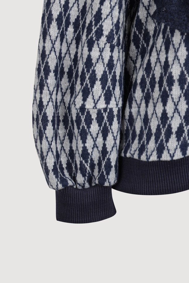 프릴 포인트 아가일 스웨트 티셔츠 (네이비)는 겨울철 캐주얼룩을 완성해 줄 여성 의류입니다. 부드러운 기모 소재로 제작되어 포근한 착용감을 선사하며, 루즈핏 디자인으로 편안하게 즐길 수 있습니다. 네이비 컬러에 아가일 패턴이 더해져 클래식한 무드를 자아내며, 프릴 장식과 레터링 자수, 어깨 및 앞판 배색 디테일로 포인트를 더했습니다. 집콕룩이나 산책룩 등 다양한 TPO에 활용 가능하며, 캐주얼, 클래식, 미니멀 스타일을 모두 소화할 수 있는 활용도 높은 아이템입니다. 긴 소매 기장의 라운드넥 디자인으로 어떤 하의와도 잘 어울립니다.
