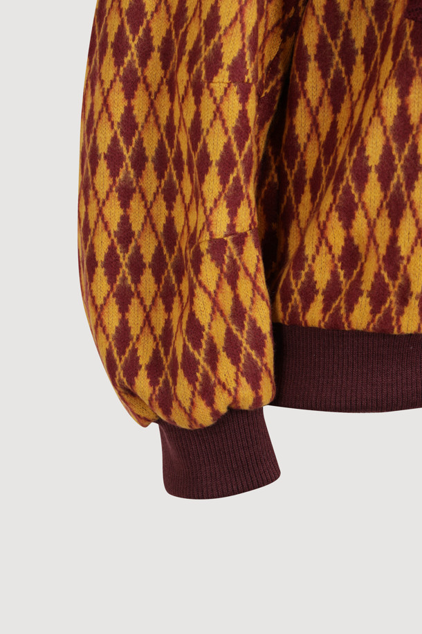 프릴 포인트 아가일 스웨트 티셔츠 (와인)는 포근한 기모 안감으로 따뜻함을 더한 여성용 맨투맨입니다. 캐주얼한 무드의 루즈핏으로 편안하게 착용 가능하며, 라운드넥과 긴 소매 기장으로 디자인되었습니다. 아가일 패턴과 프릴 디테일, 레터링 자수가 돋보여 포인트를 더했습니다. 집콕룩이나 산책룩 등 데일리하게 활용하기 좋으며, 미니멀, 클래식 스타일을 즐겨 입는 분들께 추천합니다. 다만, 필링에 주의하여 관리해야 합니다.
