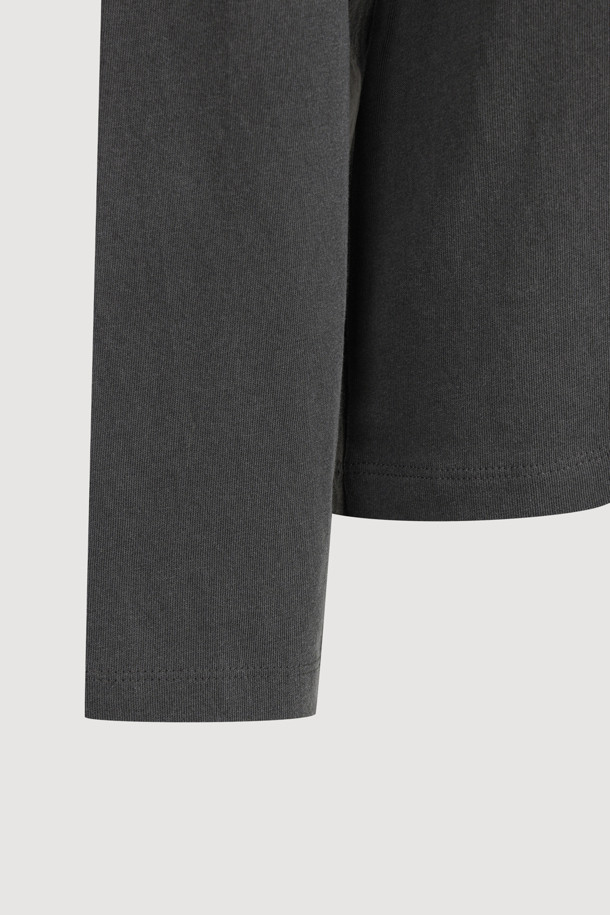 다크 그레이 컬러의 레터링 포인트 롱 슬리브 티셔츠입니다. 코튼과 모달 혼방 소재로 제작되어 부드러운 촉감을 선사하며, 앞면에 레터링 프린트가 특징입니다. 라운드넥에 루즈핏으로 편안하게 착용 가능하며, 봄, 가을, 겨울 시즌에 활용하기 좋습니다. 캐주얼, 미니멀, 클래식 스타일을 연출하기 좋으며, 산책룩이나 집콕룩으로도 안성맞춤입니다. 피그먼트 워싱 가공으로 자연스러운 멋을 더했습니다.
